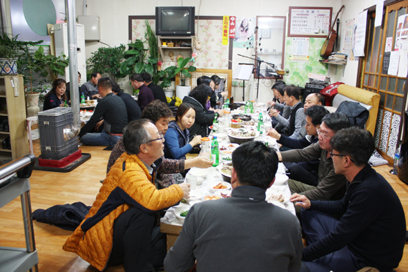 대소자유총연맹이 대소 신토불이 식당에서 정기회의 겸 식사모임을 갖고 있다.