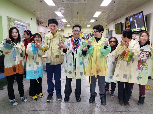 김호욱 장애인복지관장을 비롯한 장애인복지관 관계자들이 사랑나눔 릴레이 이벤트 행사에 참여하며 기념촬영을 하고 있다.