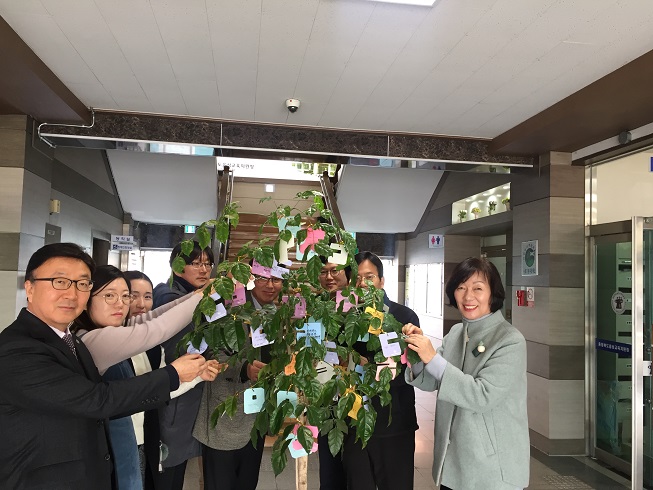 음성교육지원청이 청렴나무 키우기 프로젝트를 실시하며 김덕순 교육장과 직원들이 기념촬영을 하고 있다.
