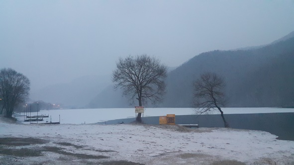 늦겨울 눈이 내리고 있는 백야저수지 풍경.