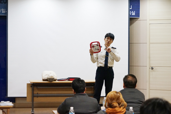 음성소방서 신현복 안전팀장이 소방안전교육을 실시하고 있다.