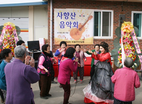 초천4리로 귀촌한 임경주 가수가 주민들과 함께 노래자랑과 춤을 뽐내며 행사를 한껏 고조시키고 있다.