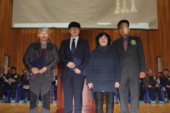 매괴신협 총회에서 우수조합원 수상자들이 수상 후 김재엽 이사장(사진 맨 오른쪽)과 기념촬영을 하고 있다.