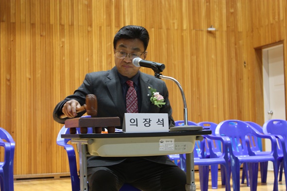 ▲매괴신협 47차 총회 1부 회의를 진행하고 있는 김재엽 이사장.