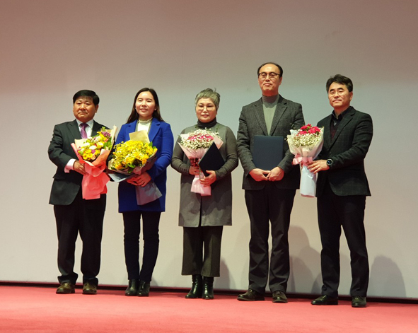 충북지역아동센터연합회 김진현 회장(사진 맨 왼쪽)을 비롯한 2019년 임원들이 기념촬영을 하고 있다.