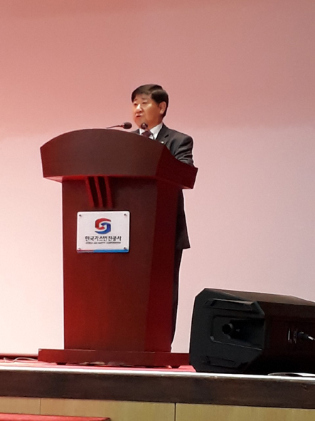 취임사를 하고 있는 김진현 충북지역아동센터연합회장.