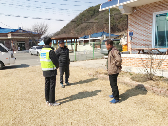 음성경찰서 관계자가 관내 마을을 방문해 주민들에게 교통안전 교육을 안내하고 있다.