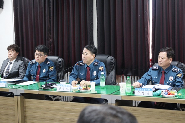 원남면 출신인 남택화 충북지방경찰청장이 19일 음성경찰서 치안현장을 방문하고 직원들과 간담회를 가졌다.