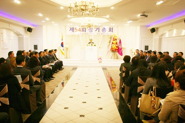 한국외식업중앙회음성군지부(지부장 서장원) 제54회 정기총회가 19일 오후 음성읍 영빈웨딩컨벤션에서 성황리에 개최됐다.