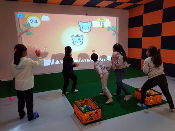 가상현실 스포츠 시설을 이용하고 있는 평곡초 어린이들 모습.