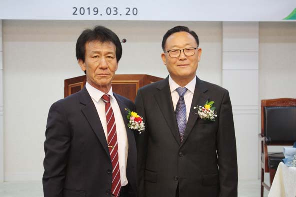 대소농협 박희건 취임조합장(사진 왼쪽)과 김창규 이임 조합장이 기념촬영을 하고 있다.