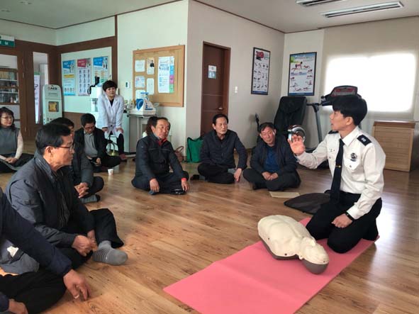 음성소방서 신현복 예방안전팀장이 주민들에게 심폐소생술 교육을 진행하고 있다.