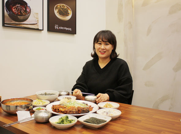 한양시래기명태조림 충북혁신점 김연영 대표가 음식 시래기명태조림과 육개장을 소개하고 있다.