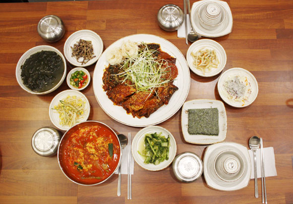 ▲한양시래기명태조림과 육개장이 곁들인 식단 모습.