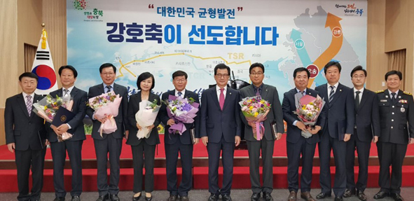 김기명 대덕종합건설(주) 대표(사진 왼쪽에서 다섯번째)가 충북도민상을 수상하고 수상자들과 함께 기념촬영을 하고 있다.