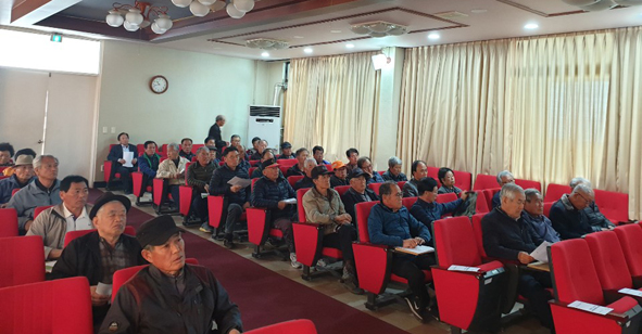 생극농협 들깨작목반 회원들이 총회에 참석해 교육을 받고 있다.