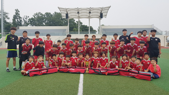 2018 삼성꿈장학재단 꾸미꾸미 축구캠프에 참여한 대소유소년FC 단원들이 기념촬영을 하고 있다.