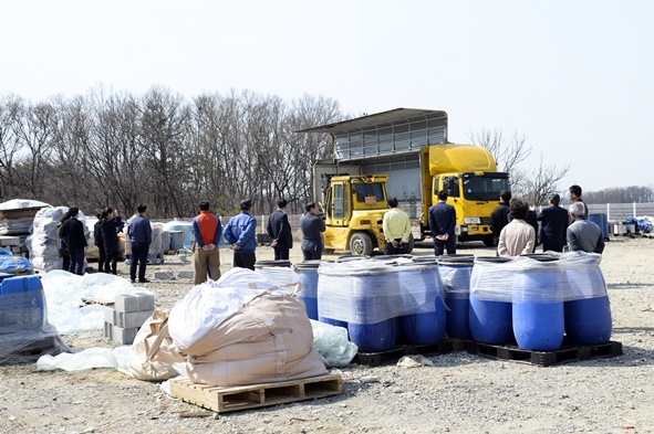 4월 8일 오전 금왕읍 유촌리를 방문해 폐기물 반출작업을 확인하는 모습