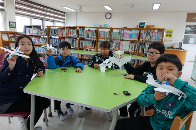 오갑초 어린이들이 모형비행기를 만들고 있다.