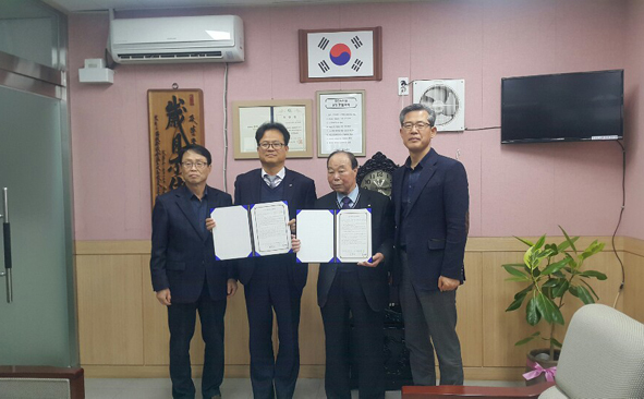 음성군노인회가 한국농어촌공사 음성지사와 업무협약을 맺고 양측 관계자들이 기념촬영을 하고 있다.