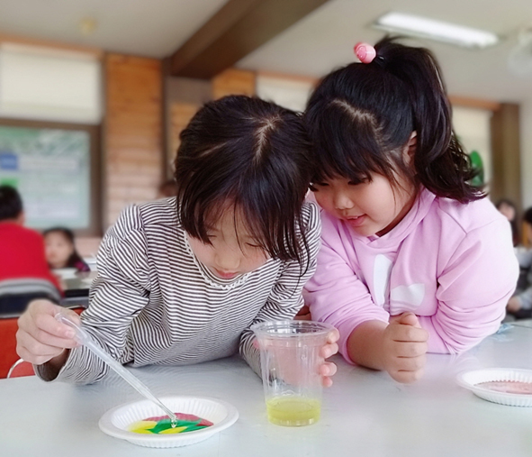 창의적 과학학습에 참가한 부윤초 어린이들 모습.