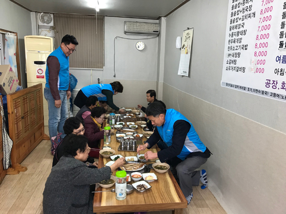 금왕읍지역사회보장협 회원들이 배려계층 주민들에게 식사를 제공하고 있다.