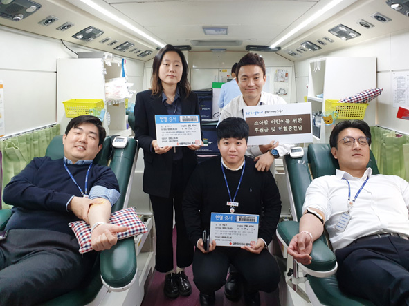 한국동서발전 임직원들이 헌혈행사에 참여하고 있다.