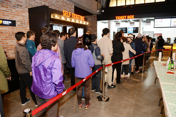 ▲CGV충북혁신도시 티켓박스에서 티켓팅을 하기 위해 기다리고 있는 주민들 모습.