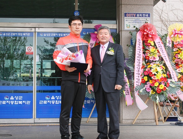 김영호 군의원이 이만희 이사에게 국회의원 표창을 대신 전달했다.
