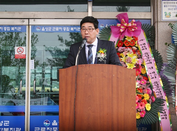 대회사를 하고 있는 김호중 음성군수영연맹회장.