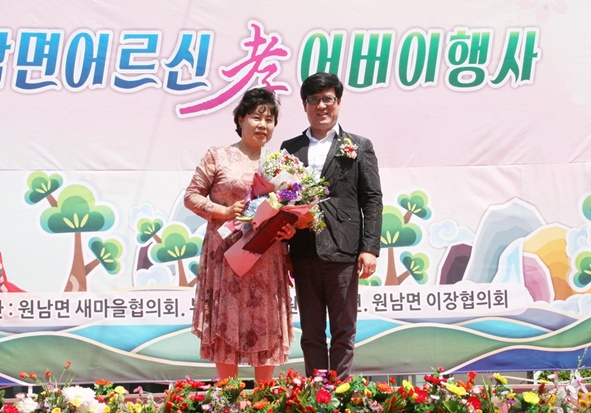 허재현 주민자치위원장이 한미선 씨에게 장한어버이상을 수상했다.
