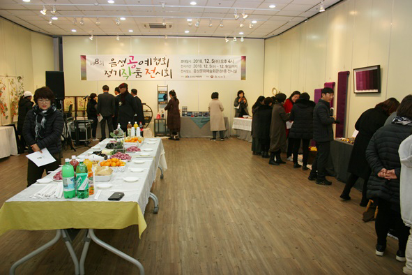 음성문화예술회관 전시장에서 음성공예협회 회원 작품전이 진행되고 있다.