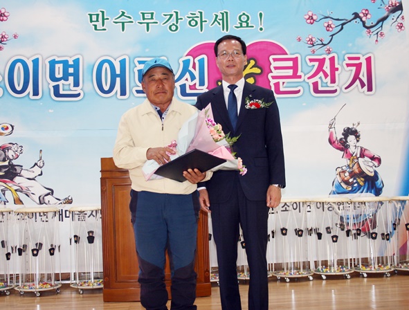 이날 기념식에서 장한어버이 도지사 표창을 박종혜 씨가 수상했다.