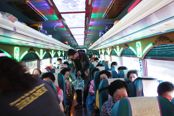 ▲삼성면 어버이날 기념 효도관광에 참여한 어르신.주민들이 관광버스에 탑승했다.