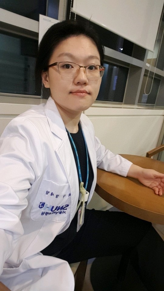 의학박사를 취득한 큰딸 정새임 씨가 서울대학교 전공의 수련 과정을 하고 있다.