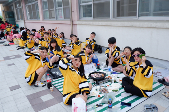 음성여중 교사와 학생들이 친구 사랑의 날을 맞아 삼겹살을 구워 먹고 있다.