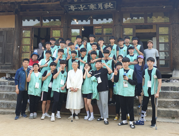 충북반도체고 학생들이 도산서원에서 체험학습에 참여하며 기념촬영을 하고 있다.
