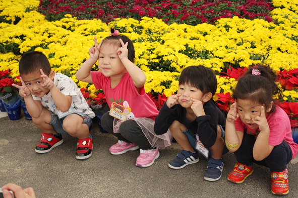 음성군꽃잔치 체험학습에 참여한 어린이들 모습.