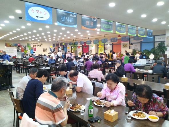 충북혁신도시에 위치한 신세계뷔페에서 식사를 하고 있는 지역 어르신들 모습.