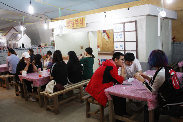 음성군학교밖청소년지원센터 출신 청소년들이 수정교 지하공간에서 운영하는 음식점에서 주문한 음식을 기다리며 대화를 나누고 있다.