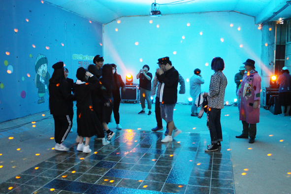 음성품바축제장 수정교 지하공간에서 디스코 댄스클럽에서 춤을 추고 있다.