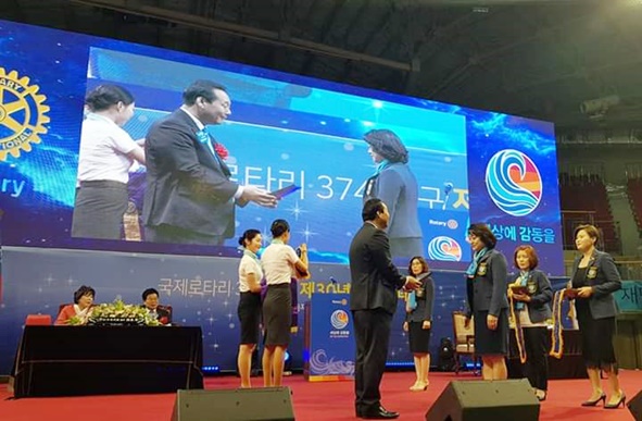 오승하 회장이 '여성최우수클럽'에 선정되어 수상하는 모습