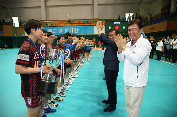 제48회 전국소년체전 여중부 핸드볼 경기에서 우승한 일신여상 선수들에게 김병우 교육감 등이 박수로 격려하고 있다.