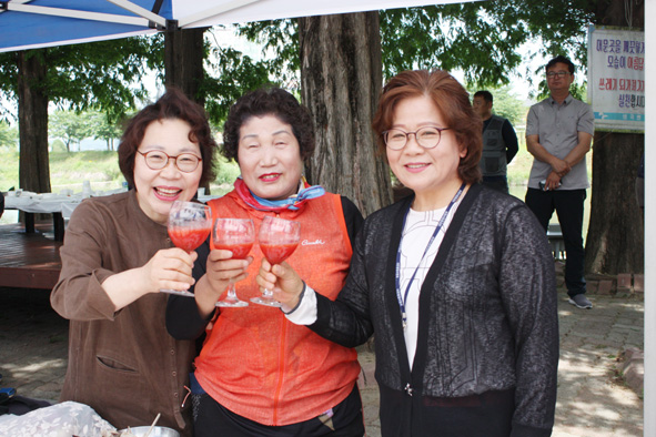 ▲생극허브꿀수박 즙으로 건배하고 있는 여인들 모습.