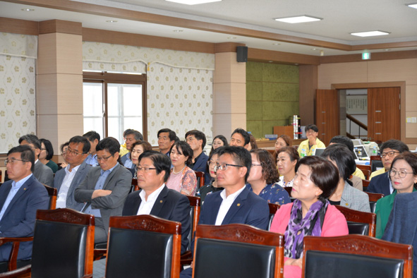 음성교육청이 개최한 안보강연회에 참석한 학교(원)장들 모습.