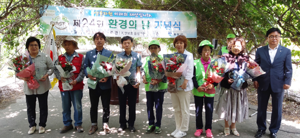 환경의날을 맞아 기념식에서 수상자들이 시상 후 김영배 부군수(사진 맨 오른쪽)와 기념촬영을 하고 있다.