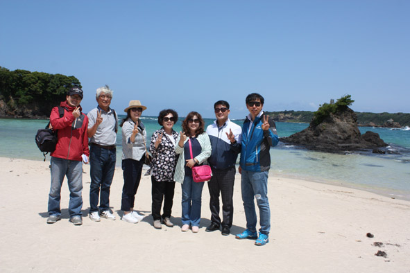 음성신문 독자권익위원들이 대마도 미우다 해수욕장을 방문해 기념촬영을 하고 있다.