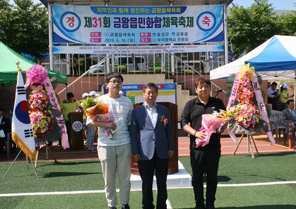 이장협의회장표창 윤두레 공무원과 임채열 농협직원이 각각 수상했다.