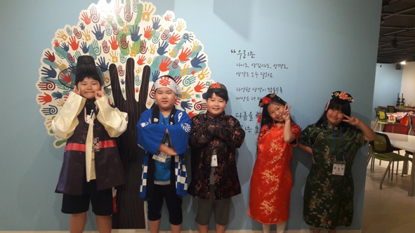 오선초 어린이들이 다문화 캠프에 참여해 외국 옷을 입고 기념촬영을 하고 있다.