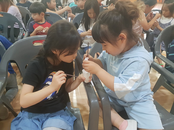 청룡초 어린이들이 의약품 안전사용 교육에 참여하고 있다.